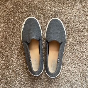 Gray quilted fabric keds